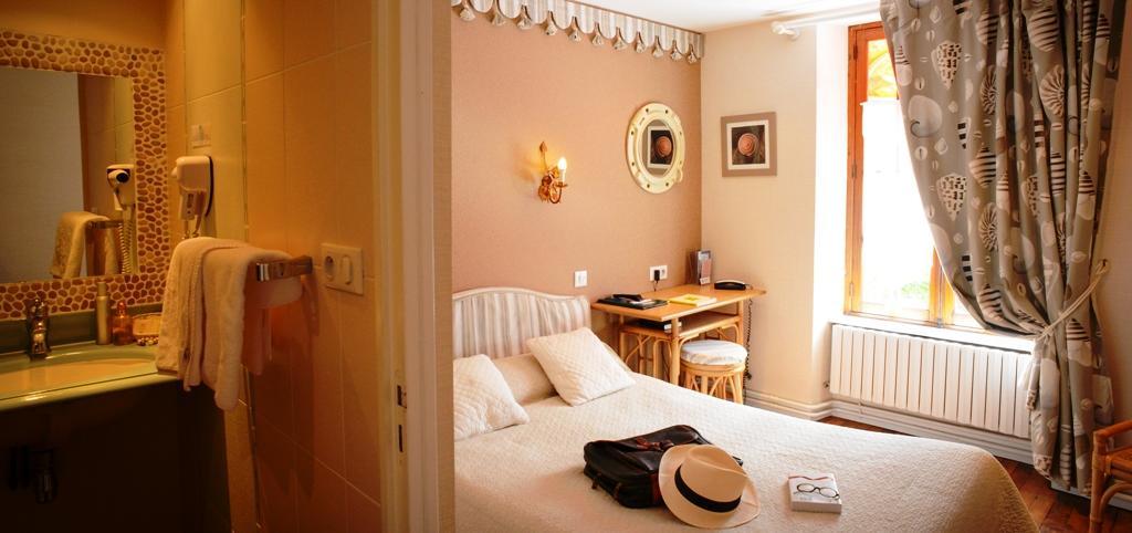 Logis Hotel Les Fuchsias Saint-Vaast-la-Hougue Esterno foto