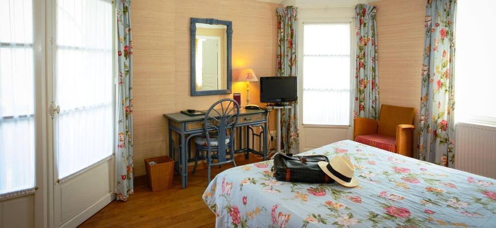 Logis Hotel Les Fuchsias Saint-Vaast-la-Hougue Esterno foto