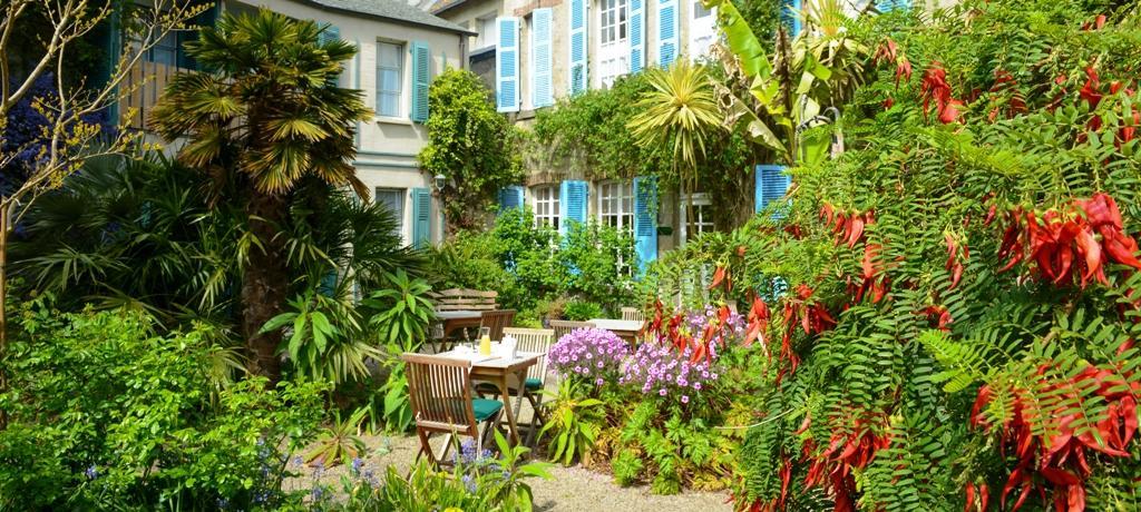 Logis Hotel Les Fuchsias Saint-Vaast-la-Hougue Esterno foto