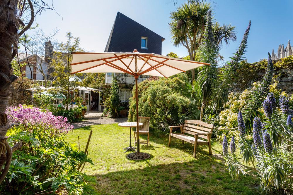Logis Hotel Les Fuchsias Saint-Vaast-la-Hougue Esterno foto